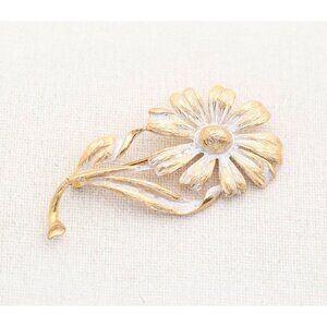 Vintage Art Nouveau Gold Tone Intricate Flower Brooch - A11